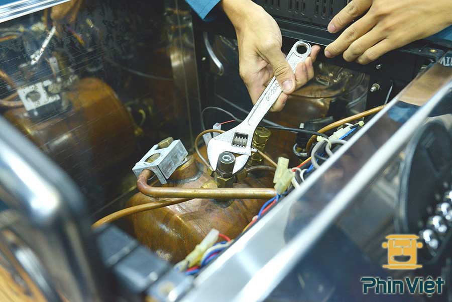 Những lưu ý quan trọng giúp tăng tuổi thọ máy pha cà phê Sử dụng sai nguồn điện làm giảm tuổi thọ máy pha