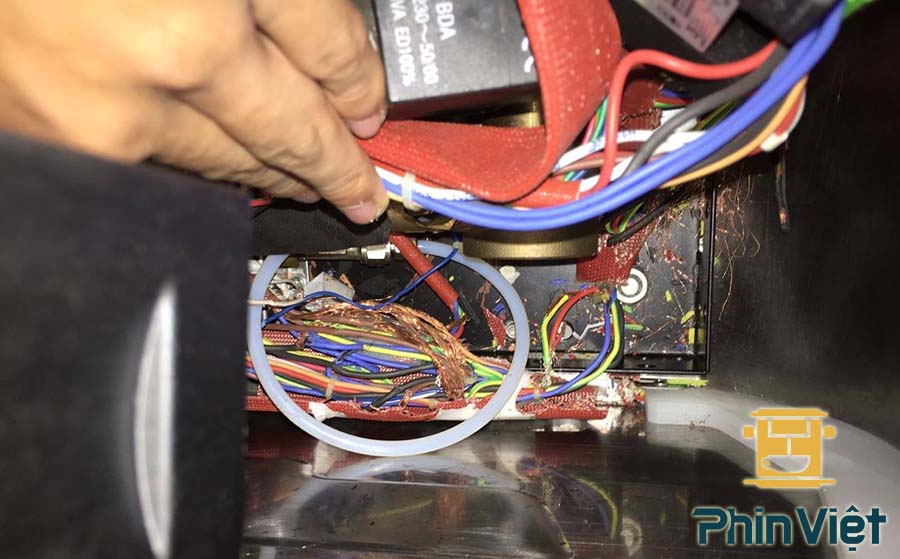 Cắn đứt các dây nguồn trong máy pha