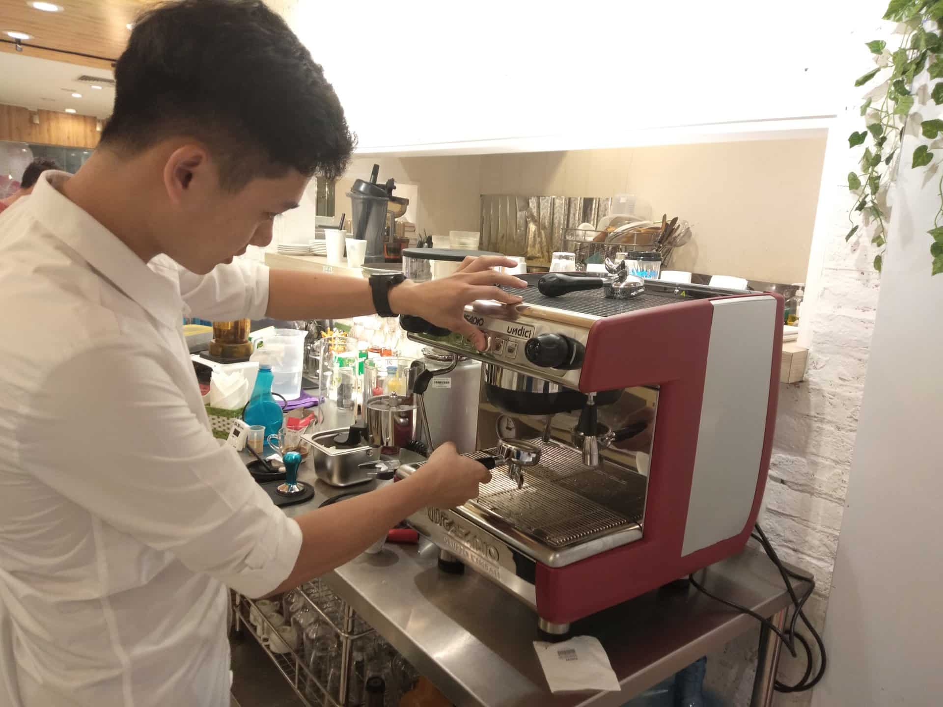Những lưu ý quan trọng giúp tăng tuổi thọ máy pha cà phê Vệ sinh máy thường xuyên tránh được những hỏng hóc không đáng có